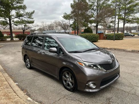 Used 2017 Toyota Sienna SE image 7