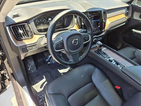Used 2021 Volvo XC60 T5 Momentum w/ Premium Package AWD/4WD image 9