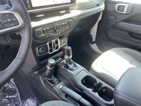 Used 2025 Jeep Wrangler Sahara image 37