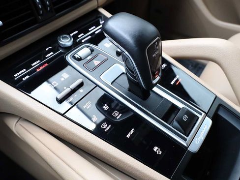 Used 2019 Porsche Cayenne AWD/4WD image 24