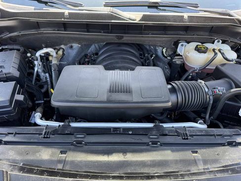 Used 2024 Chevrolet Suburban LT RWD image 8