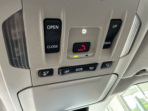 Used 2024 Toyota Highlander XLE AWD/4WD image 39