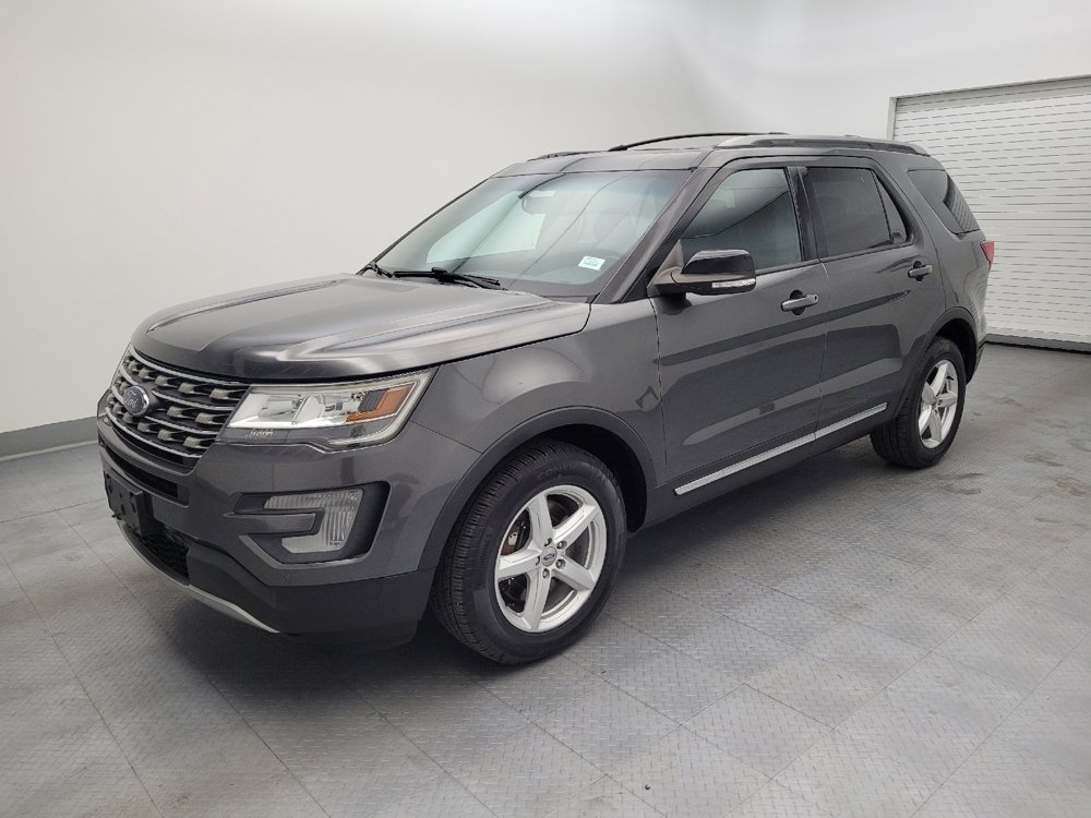 Used 2017 Ford Explorer XLT w/ Equipment Group 202A AWD/4WD image 2