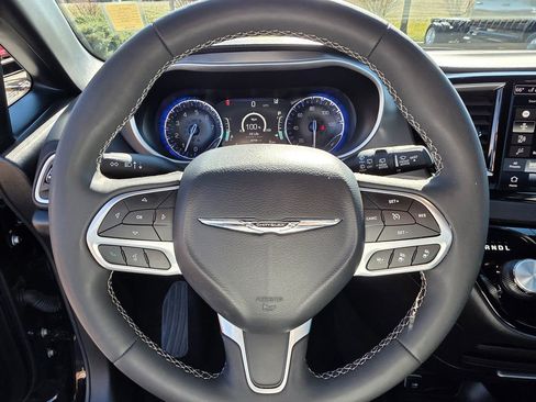 Used 2025 Chrysler Pacifica Select image 15