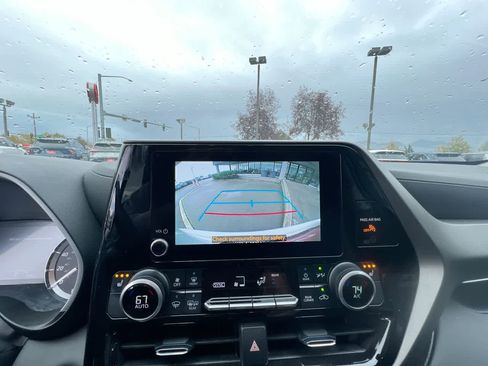 Used 2024 Toyota Highlander XLE image 17