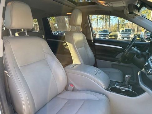Used 2017 Toyota Highlander XLE image 28