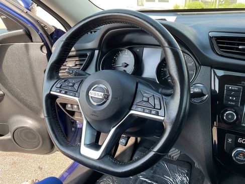 Used 2019 Nissan Rogue SV AWD/4WD image 18
