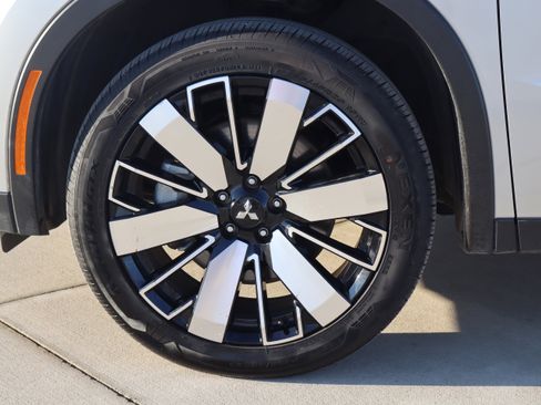 Used 2025 Mitsubishi Outlander SE image 30