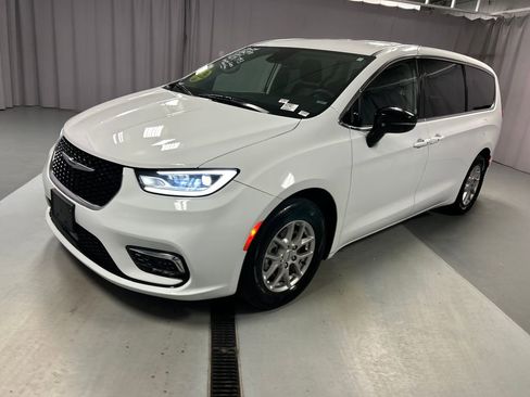 Used 2024 Chrysler Pacifica Touring-L FWD image 3