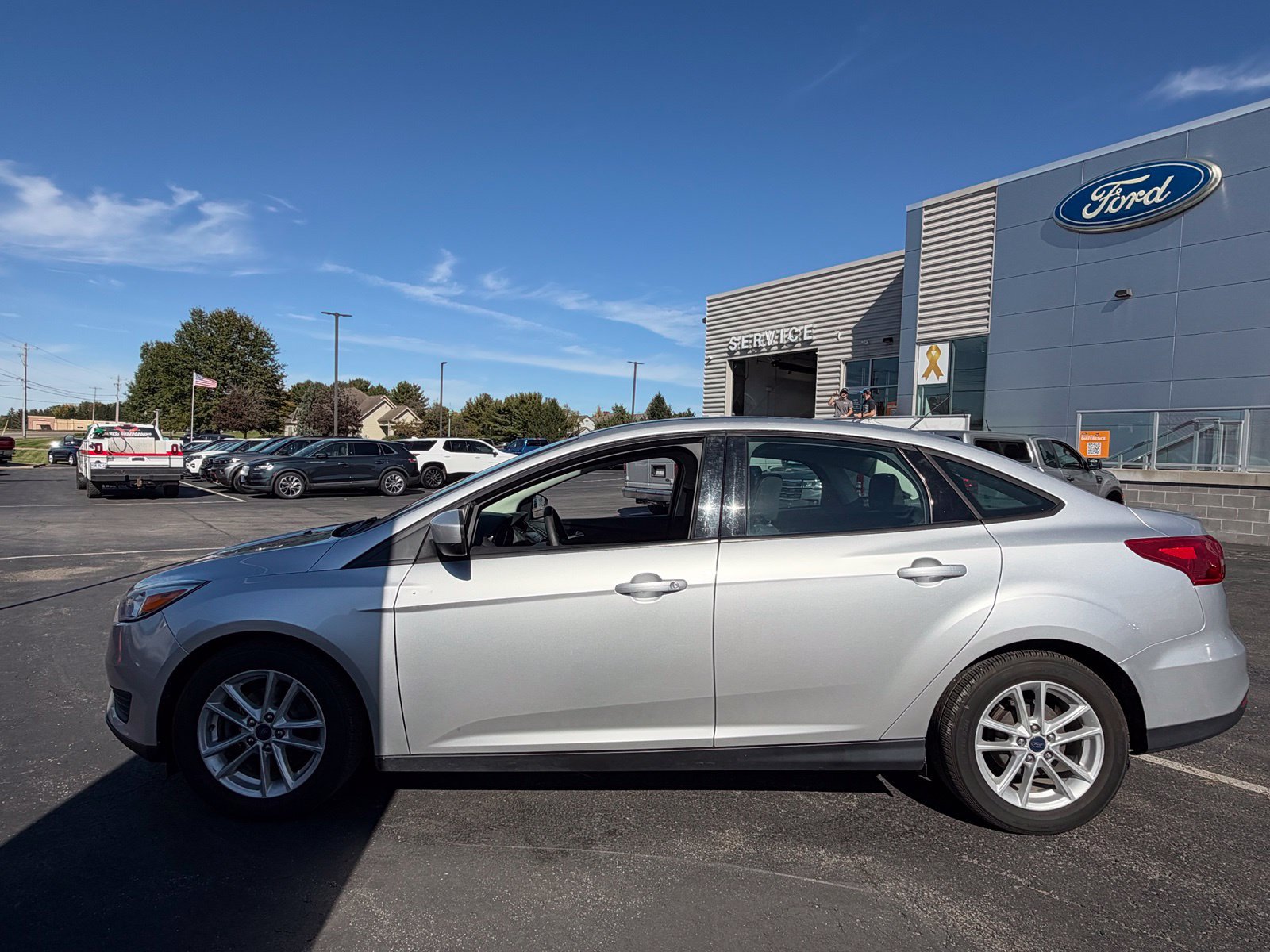 Used 2018 Ford Focus SE FWD image 2