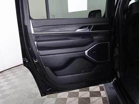 Used 2022 Jeep Wagoneer Series III w/ Flexible Seating Group AWD/4WD image 28