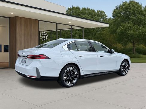 Used 2025 BMW 530i image 7