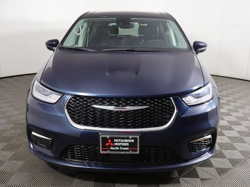 Used 2023 Chrysler Pacifica Touring-L FWD image 12