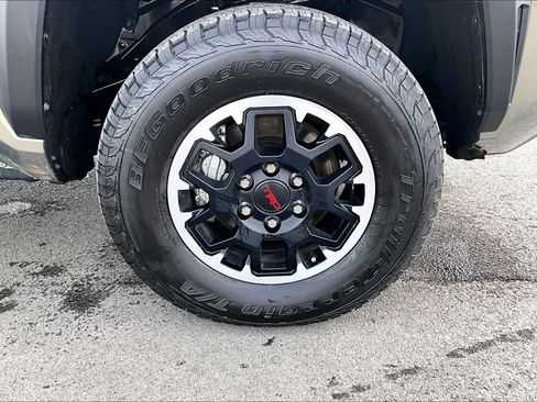 Used 2025 Toyota Tacoma TRD Off-Road image 9