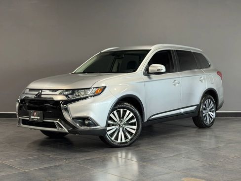 Used 2019 Mitsubishi Outlander SE image 1