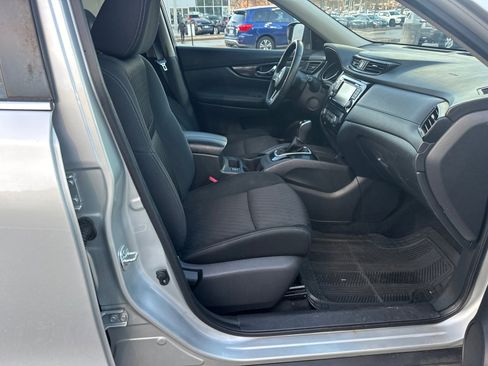Used 2017 Nissan Rogue SV w/ SV Premium Package image 13