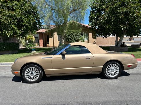 Used 2005 Ford Thunderbird Deluxe RWD image 12