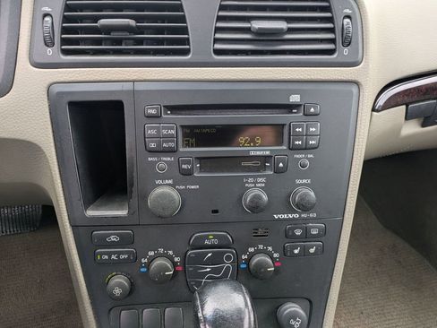 Used 2004 Volvo XC70 image 23