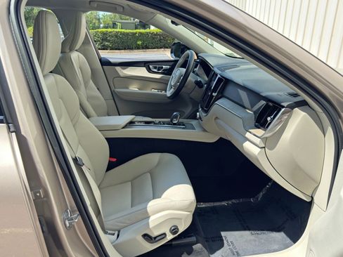 Used 2023 Volvo XC60 B5 Plus AWD/4WD image 15