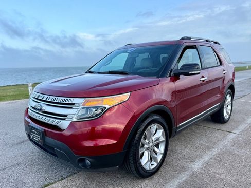 Used 2015 Ford Explorer XLT w/ Equipment Group 202B FWD image 1