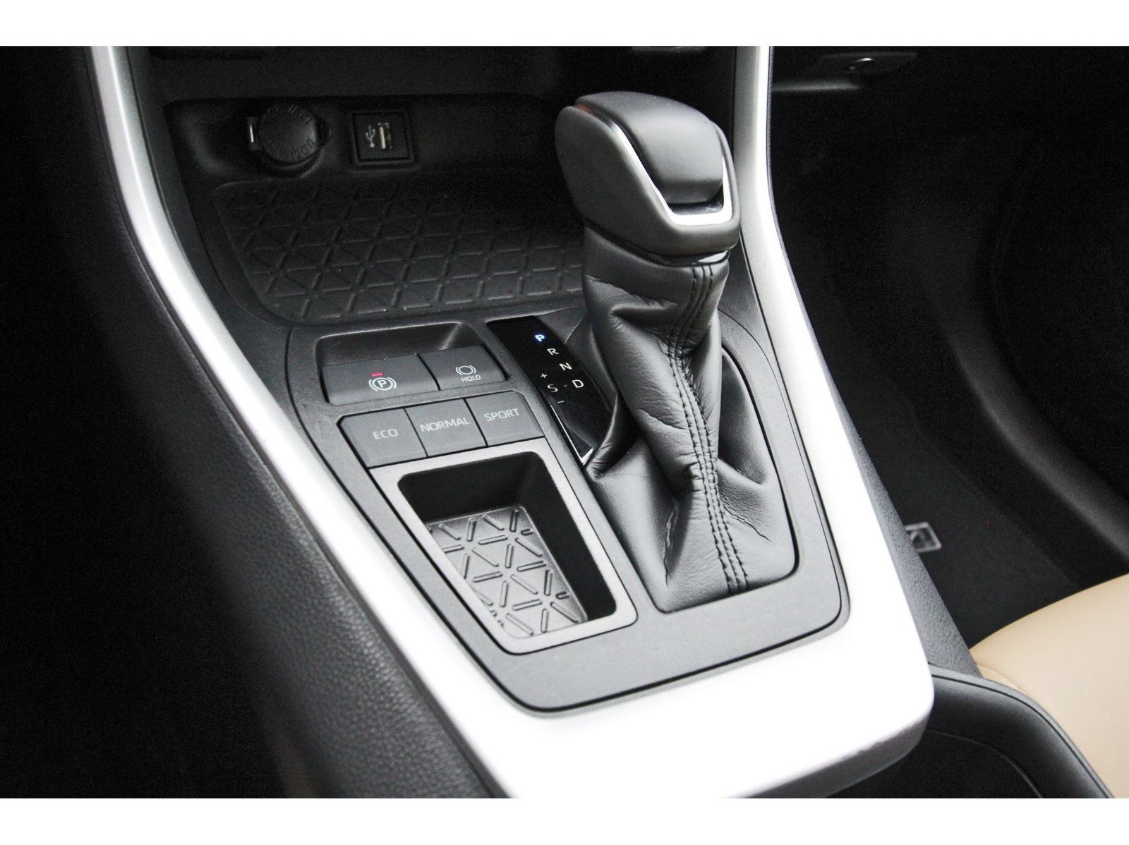 Used 2024 Toyota RAV4 XLE Premium FWD image 27