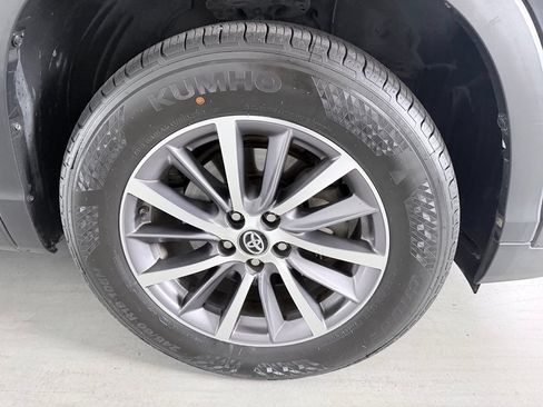 Used 2019 Toyota Highlander XLE FWD image 4