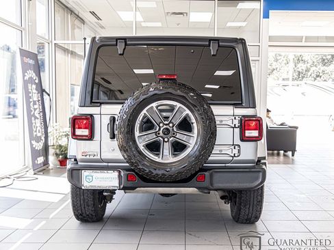 Used 2018 Jeep Wrangler Unlimited Sahara AWD/4WD image 13
