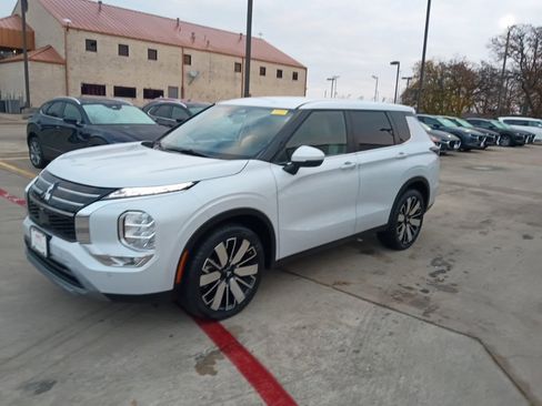 Used 2025 Mitsubishi Outlander SE image 1