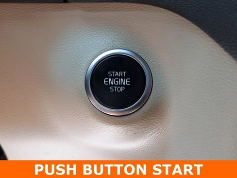 Used 2019 Volvo XC40 T5 Momentum image 14