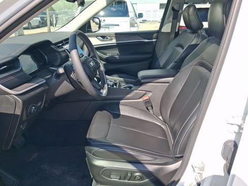 Used 2024 Jeep Grand Cherokee L Limited w/ Black Appearance Package AWD/4WD image 12