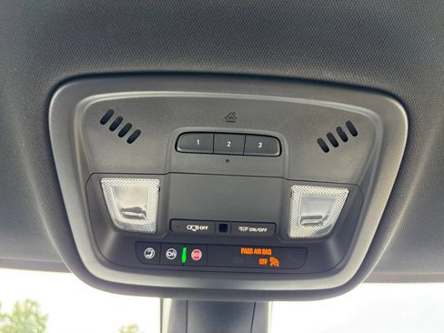 Used 2023 Chevrolet Traverse Premier FWD image 40