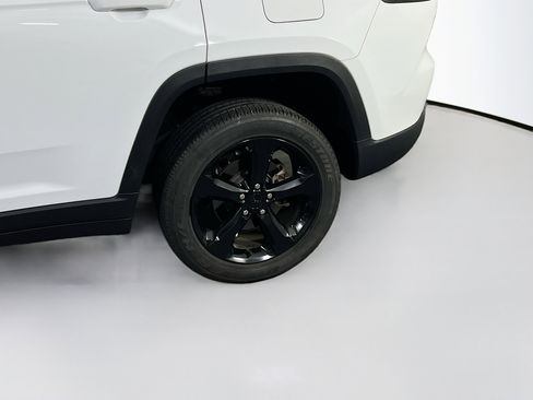 Used 2022 Jeep Grand Cherokee Altitude AWD/4WD image 29