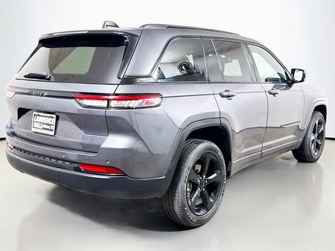 Used 2023 Jeep Grand Cherokee Laredo AWD/4WD image 4