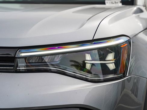 Certified 2025 Volkswagen Taos SE image 2