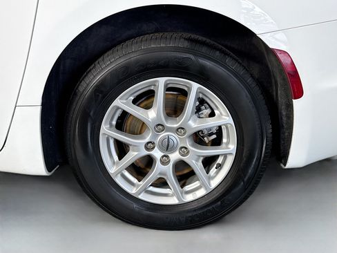Used 2023 Chrysler Pacifica Touring FWD image 37