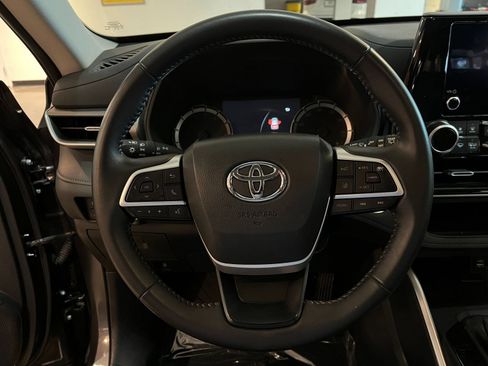 Used 2025 Toyota Highlander LE FWD image 29