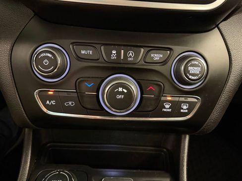 Used 2019 Jeep Cherokee Latitude Plus w/ Cold Weather Group AWD/4WD image 27