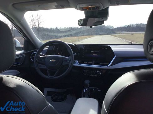 Used 2025 Chevrolet Trax LT image 17