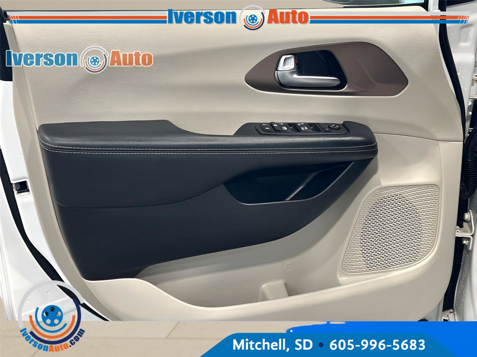 Used 2023 Chrysler Voyager LX FWD image 15