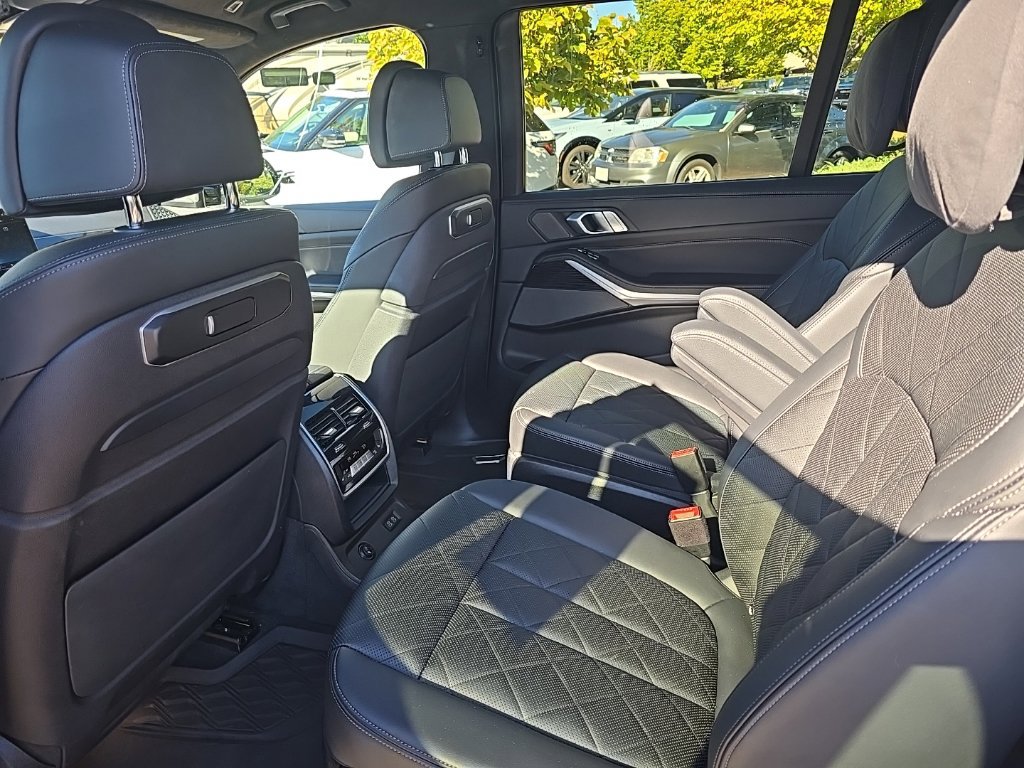 Used 2023 BMW X7 xDrive40i w/ M Sport Package AWD/4WD image 10
