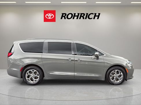Used 2022 Chrysler Pacifica Limited FWD image 5