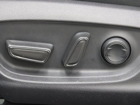 Used 2020 Toyota Camry XLE AWD/4WD image 16