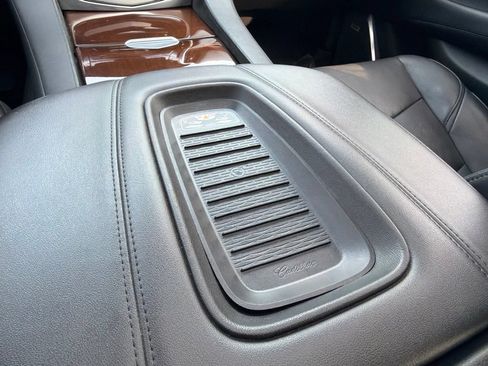 Used 2019 Cadillac Escalade Luxury AWD/4WD image 35