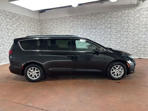 Used 2022 Chrysler Pacifica Touring-L image 8