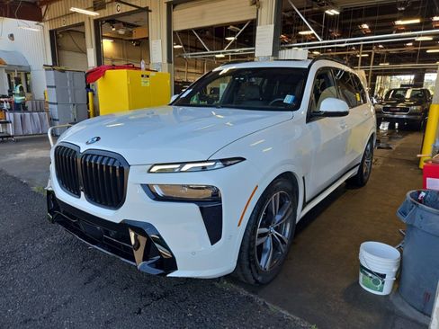 Used 2026 BMW X7 xDrive40i w/ M Sport Package AWD/4WD image 3