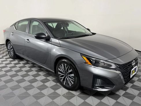 Used 2025 Nissan Altima 2.5 SV FWD image 6