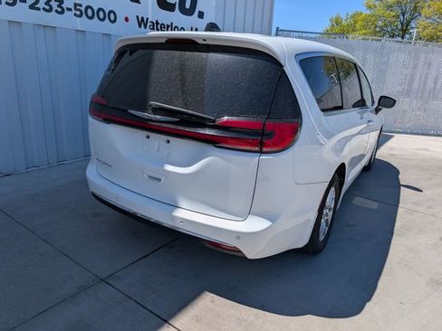 Used 2023 Chrysler Pacifica Touring-L FWD image 16