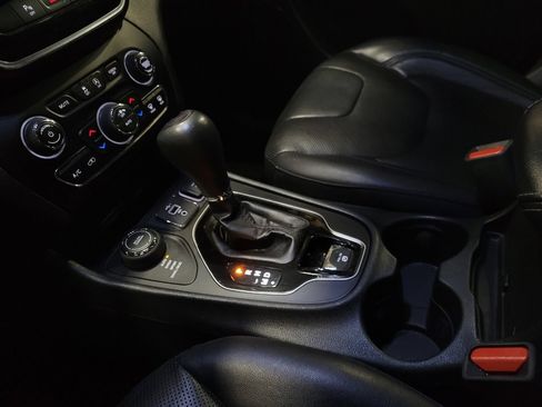 Used 2019 Jeep Cherokee Limited image 26