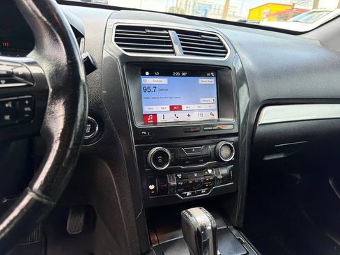 Used 2017 Ford Explorer XLT w/ Equipment Group 202A FWD image 8