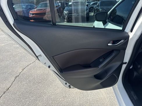 Used 2018 MAZDA MAZDA3 Touring image 24